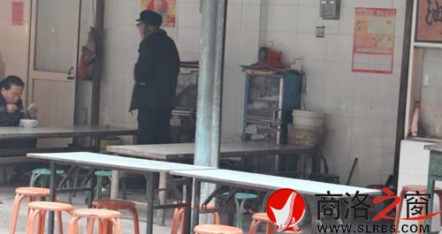 早餐結束后，攤點的餐桌下滿是廢棄的垃圾。