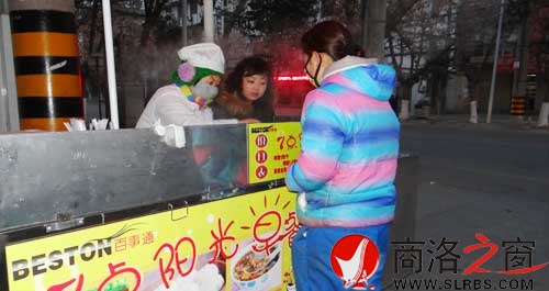 1月10日，天還沒有完全亮，李亞婷就在市區(qū)商中路口招呼前來購買早餐的顧客。