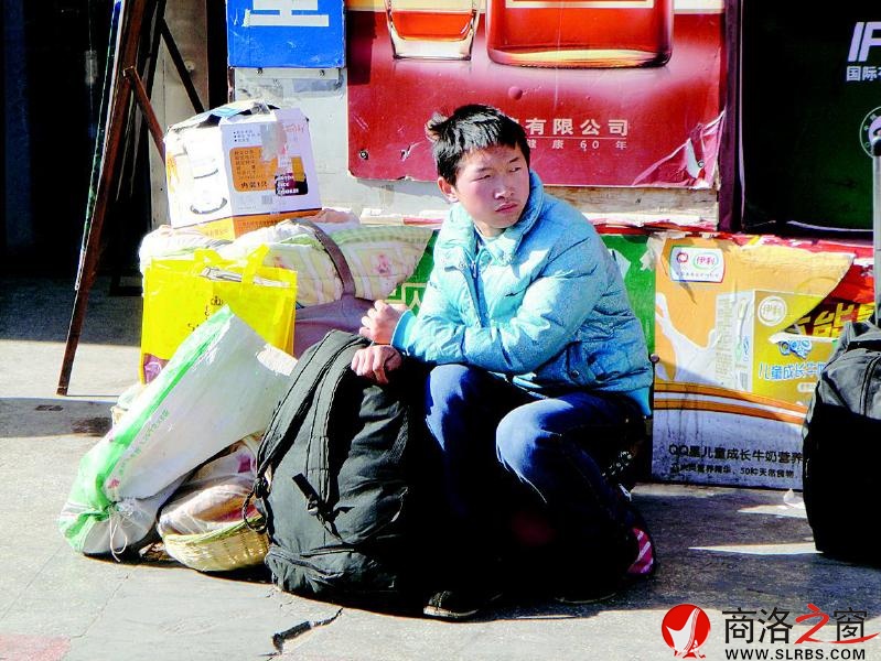 一個(gè)人，一堆行李。他看上去還是一個(gè)稚氣未脫的孩子