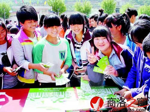 4月30日,“綠書簽行動2014”系列宣傳活動給丹鳳縣資峪鎮(zhèn)九年制學校捐贈價值2萬余元的圖書