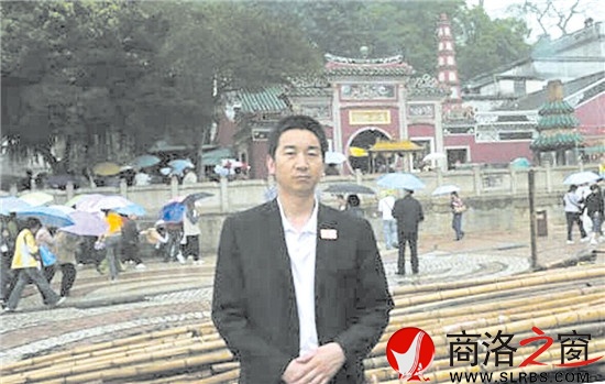 陳志民，網(wǎng)名草衣木食，1968年生于丹鳳，曾在軍中多年，現(xiàn)任北京某勘察公司董事。