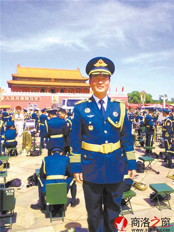 閱兵結束后，陳沖趕緊讓戰(zhàn)友為自己拍照留念，把這一激動時刻永遠定格。
