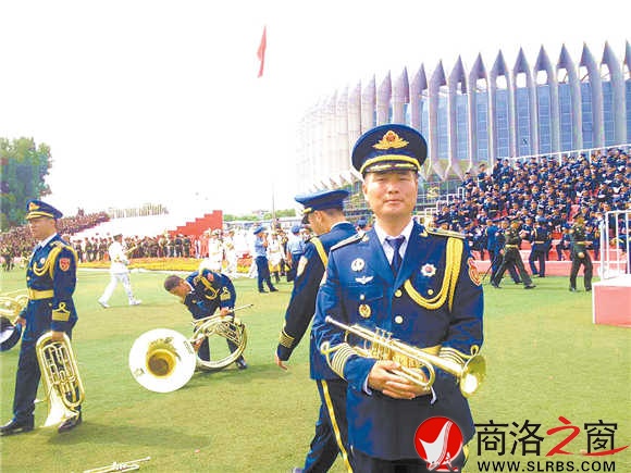 陳沖在閱兵村參加合唱團合練。