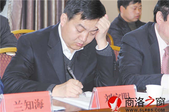 代表認真研讀政府工作報告，反復推敲發(fā)言稿。        （記者 李 亮 攝）
