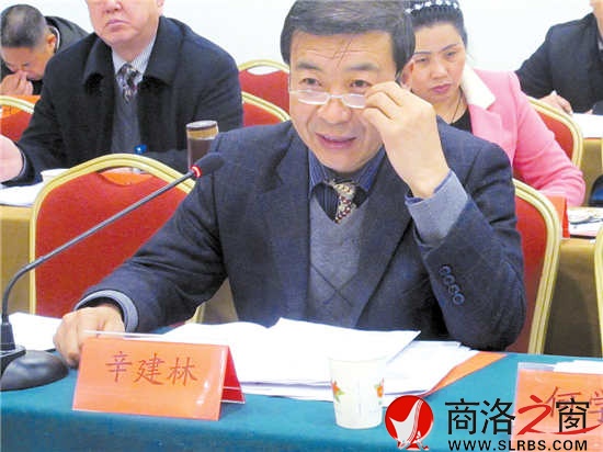 市人大代表辛建林參加丹鳳代表團審議《政府工作報告》時建議，把城市規(guī)劃放在更加重要的位置，做好棚戶區(qū)改造工作，加強對群眾建房的規(guī)劃和管理。      （見習記者 董 楠 攝）