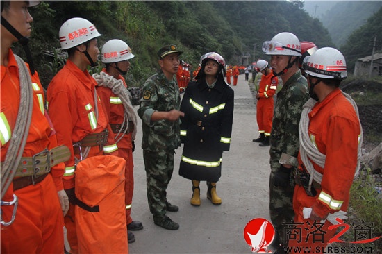 夜幕降臨，參與救援的武警戰(zhàn)士仍在接受任務。