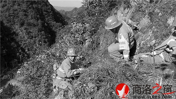 武警黃金五支隊(duì)的戰(zhàn)士攀爬上滑坡區(qū)左邊山體，實(shí)地檢查地質(zhì)災(zāi)害隱患