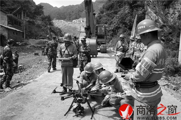 準(zhǔn)備起飛無人機(jī)，空中監(jiān)測(cè)地質(zhì)隱患點(diǎn)