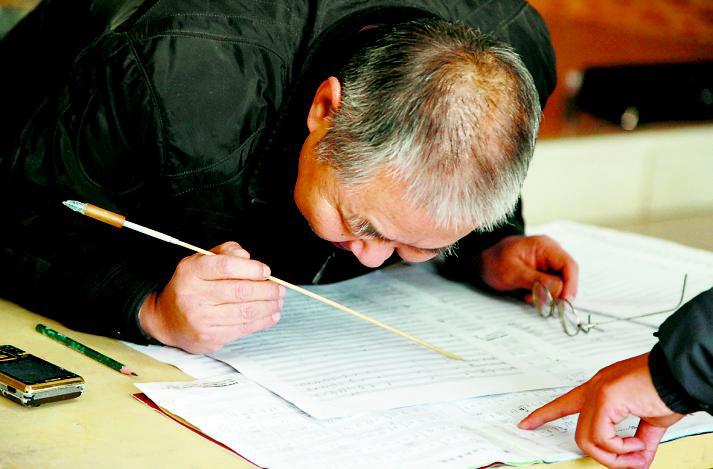 視力不好也無(wú)法阻止解文朋老人對(duì)音樂(lè)的熱愛(ài)