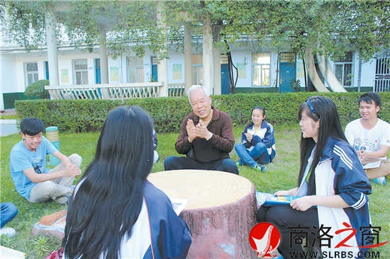 今年高考前夕，呂清太老師來到商南高級(jí)中學(xué)對(duì)參加高考的學(xué)生進(jìn)行心里輔導(dǎo)。